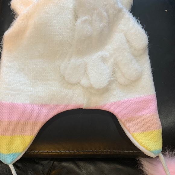 Beautiful unicorn hat and glove set - Picture 4 of 4